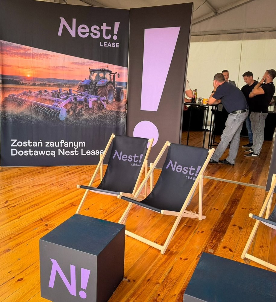 Stoisko Nest Lease: ścianka z hasłem Zostań zaufanym Dostawcą Nest Lease, leżaki i pufy z logo